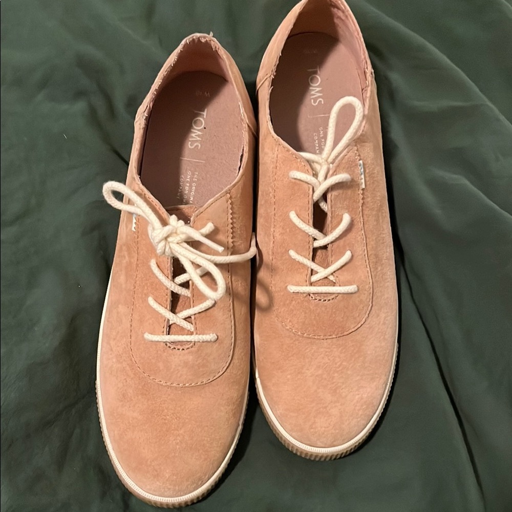 TOMS Women's Carmel sand pink pig  Suede Sneakers